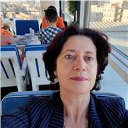 Enseignante universitaire pédagogue donne cours de soutien en ligne